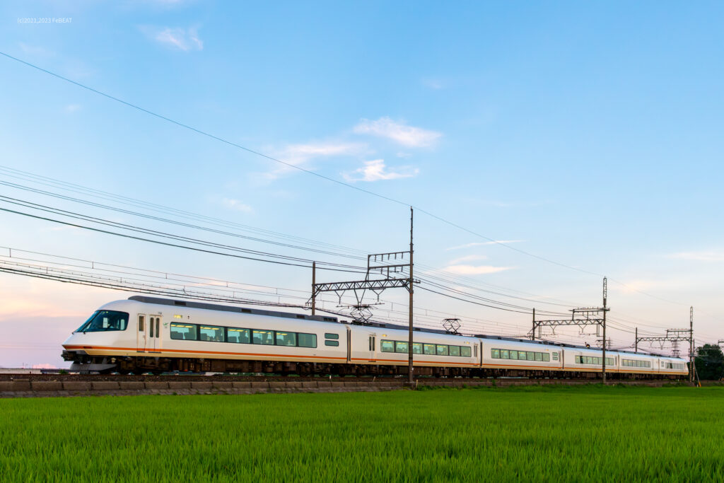 夕闇が近づく田園風景の近鉄名古屋線を伊勢中川から桃園へと走る21000系アーバンライナー