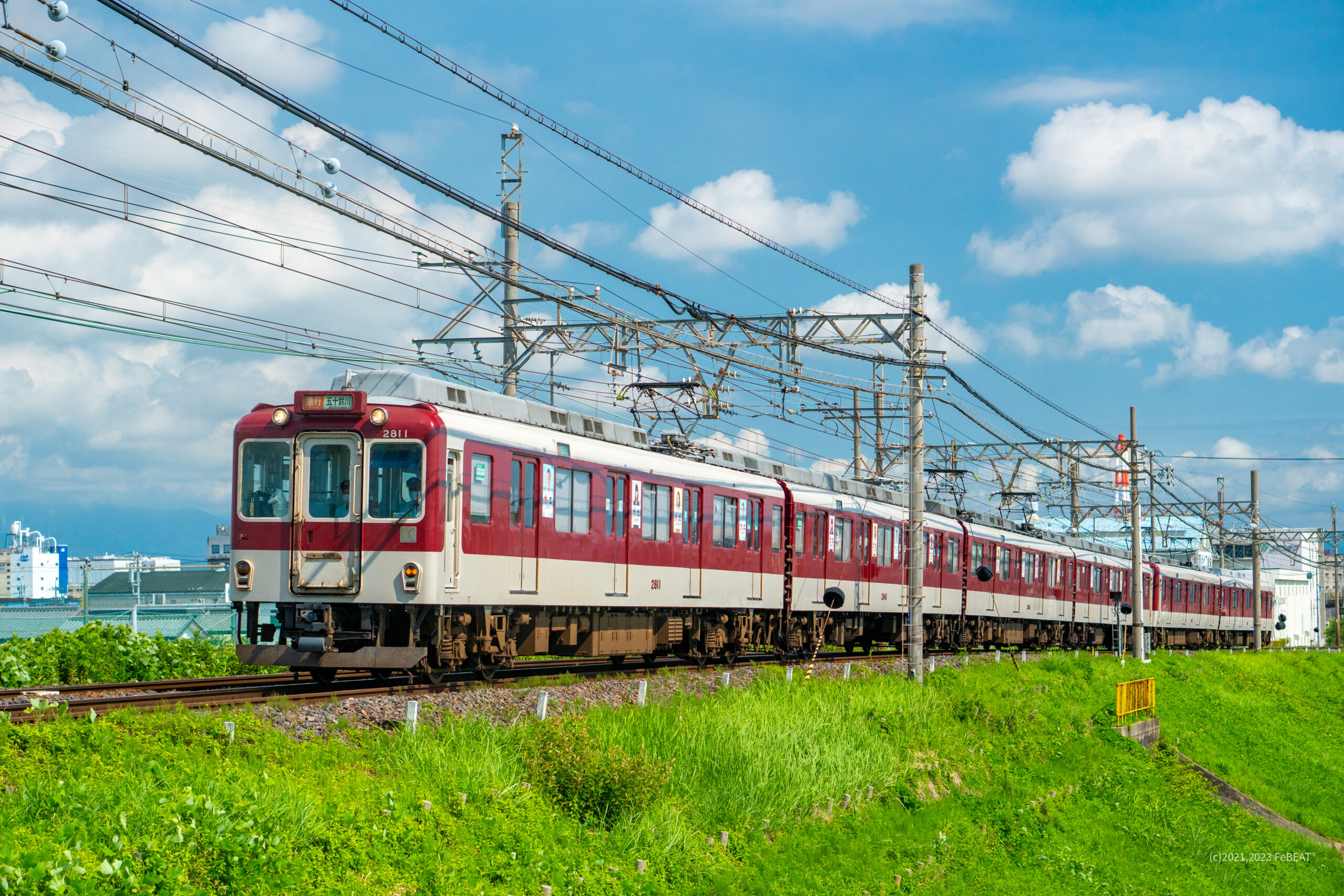 夏空のもと近鉄名古屋線を塩浜から北楠へと走る2800系先頭の急行列車