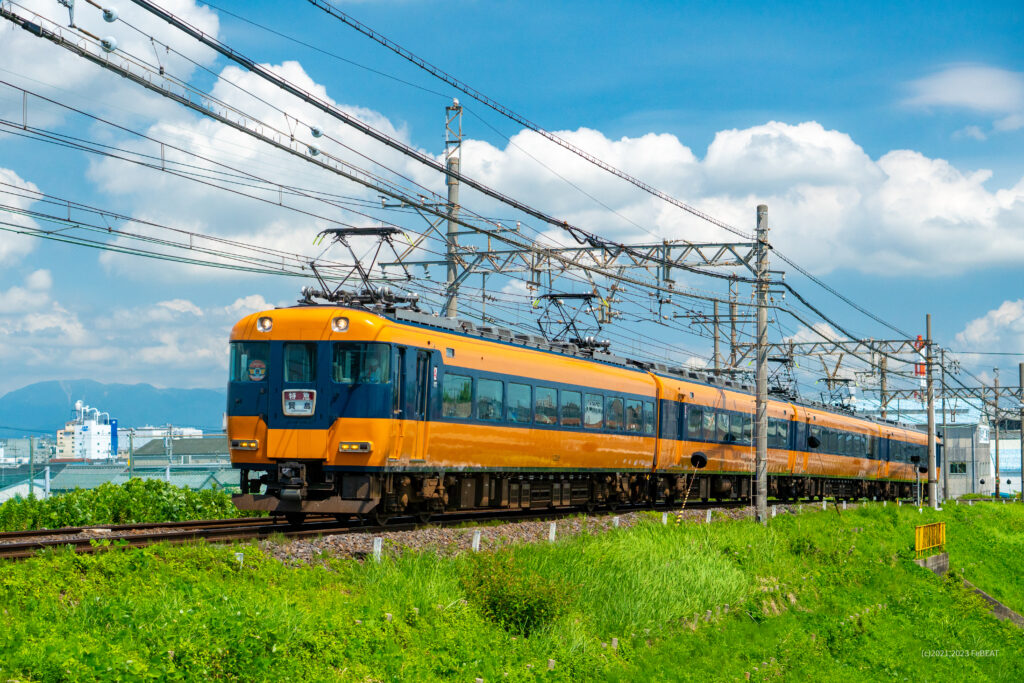 夏空のもと近鉄名古屋線を塩浜から北楠へと走る12200系スナックカーの臨時列車
