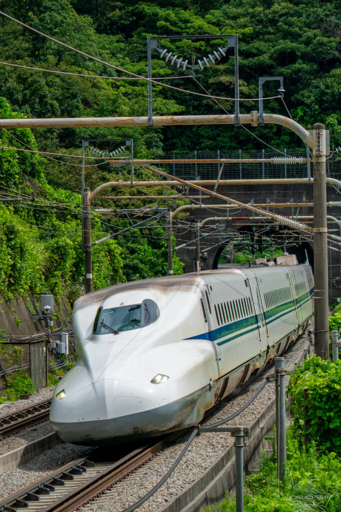 東海道新幹線を新横浜から小田原へと走るN700A系のラージA編成