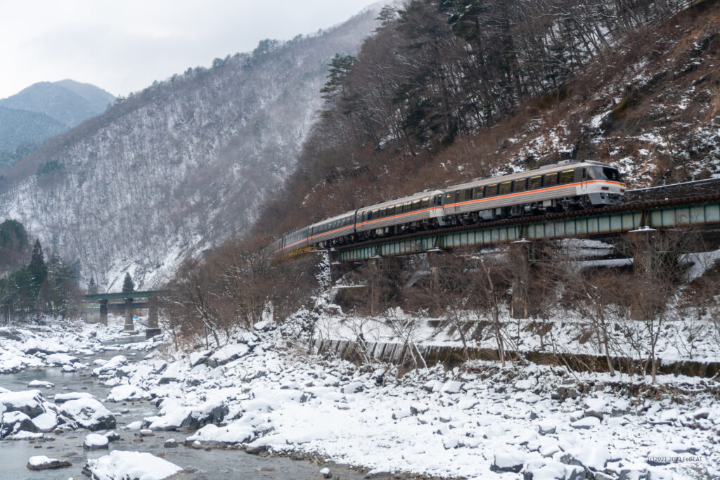 高山本線を渚から飛騨小坂へと走るキハ85系「ひだ」