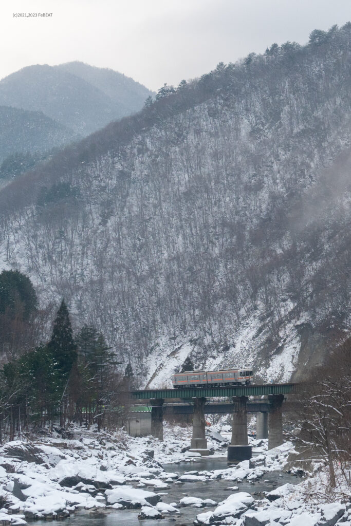 高山本線を飛騨小坂から渚へと走るキハ25系