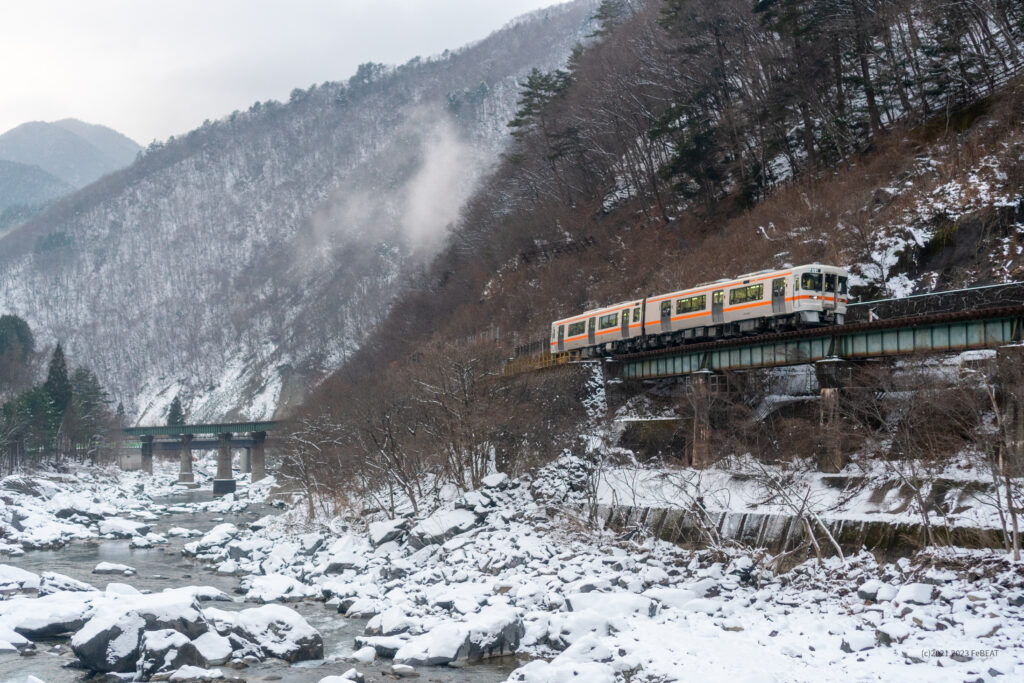 高山本線を飛騨小坂から渚へと走るキハ25系