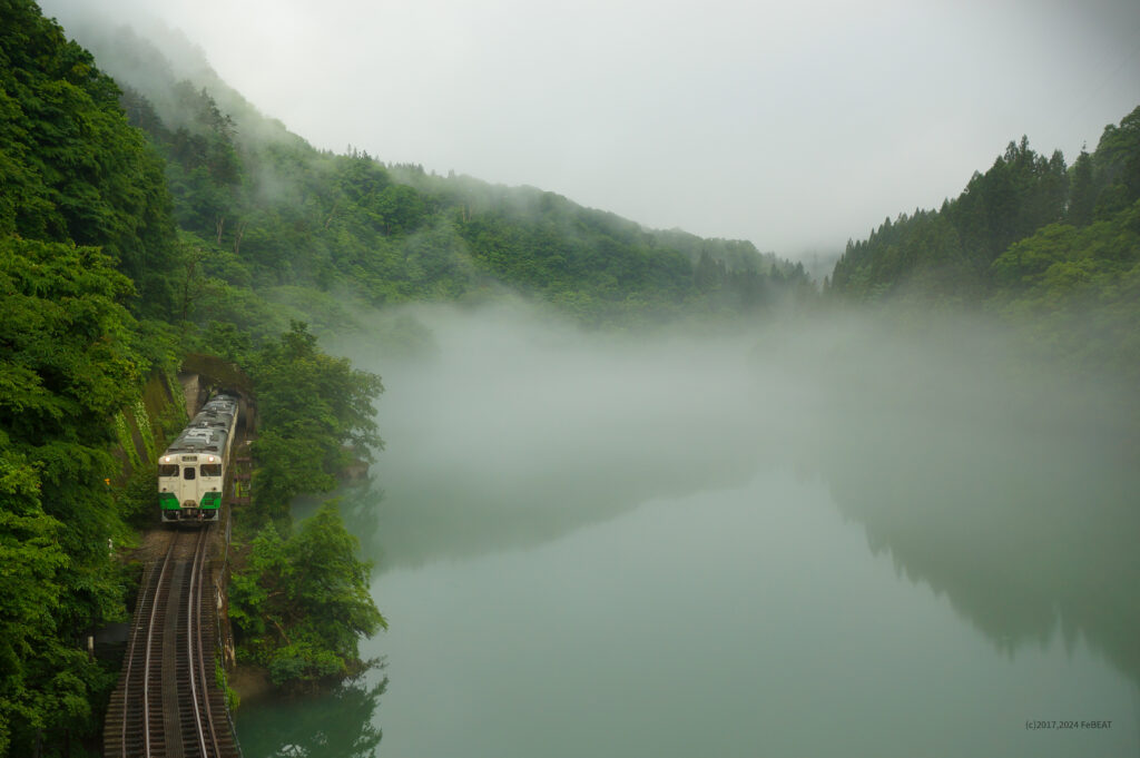 川霧が浮かぶ只見川の脇を早戸から会津宮下へと走るキハ40系
