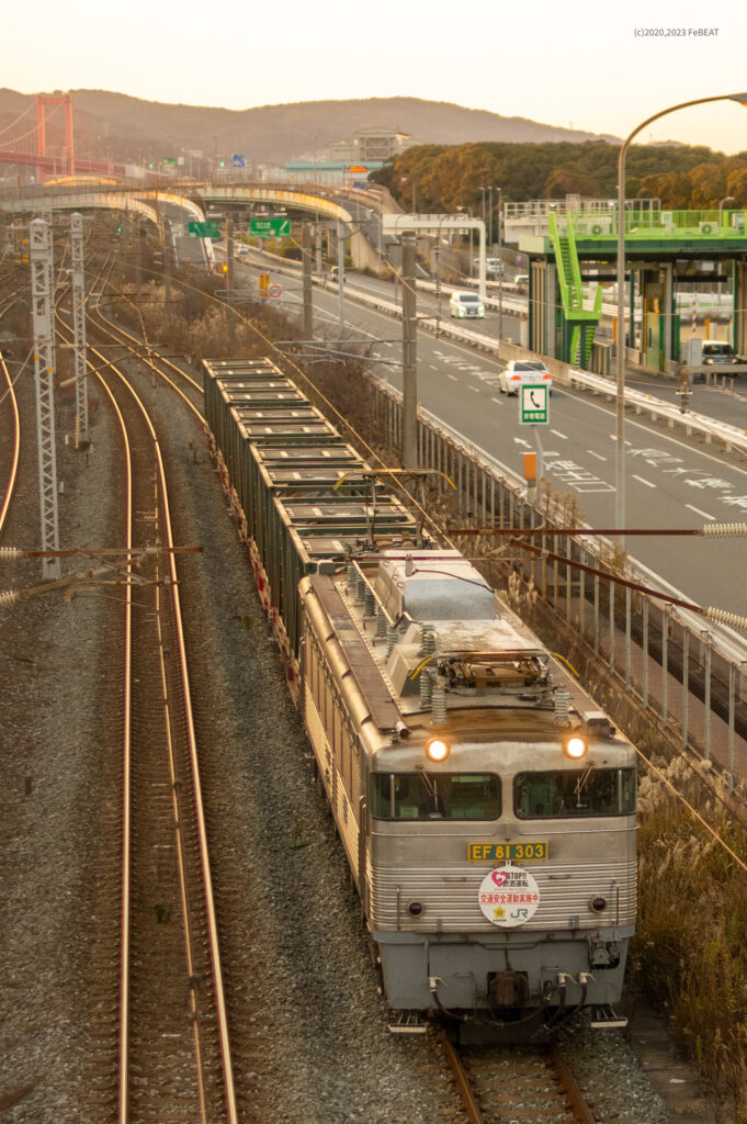 鹿児島本線の九州工大前を通過する、EF81形300番台こと銀釜が牽引するタンクコンテナ貨物列車