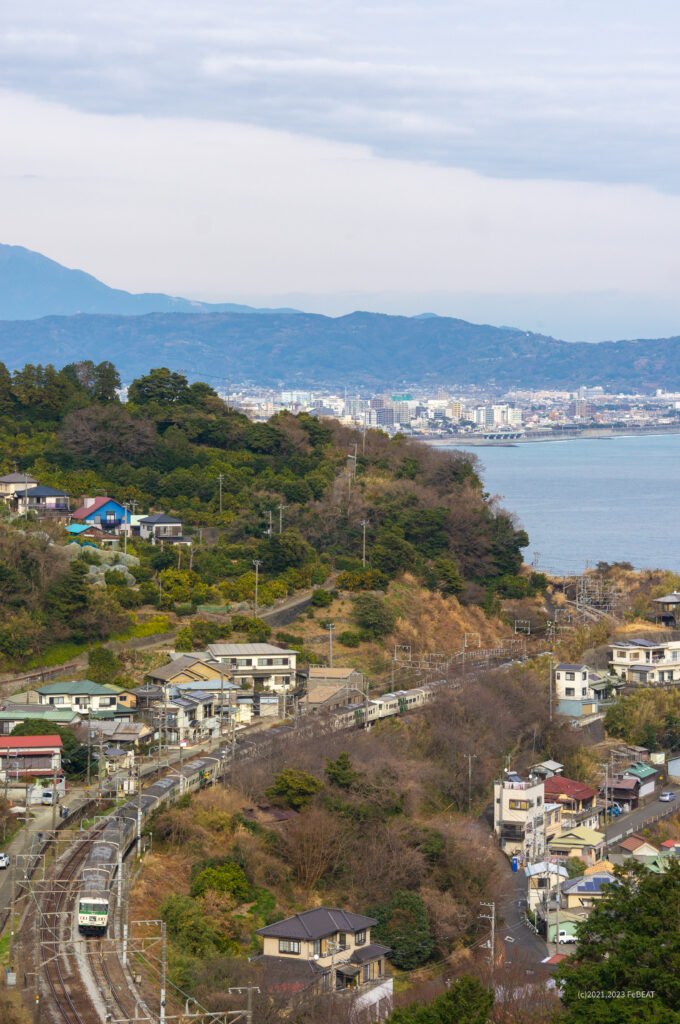 東海道本線を早川から根府川へと走る185系「踊り子」