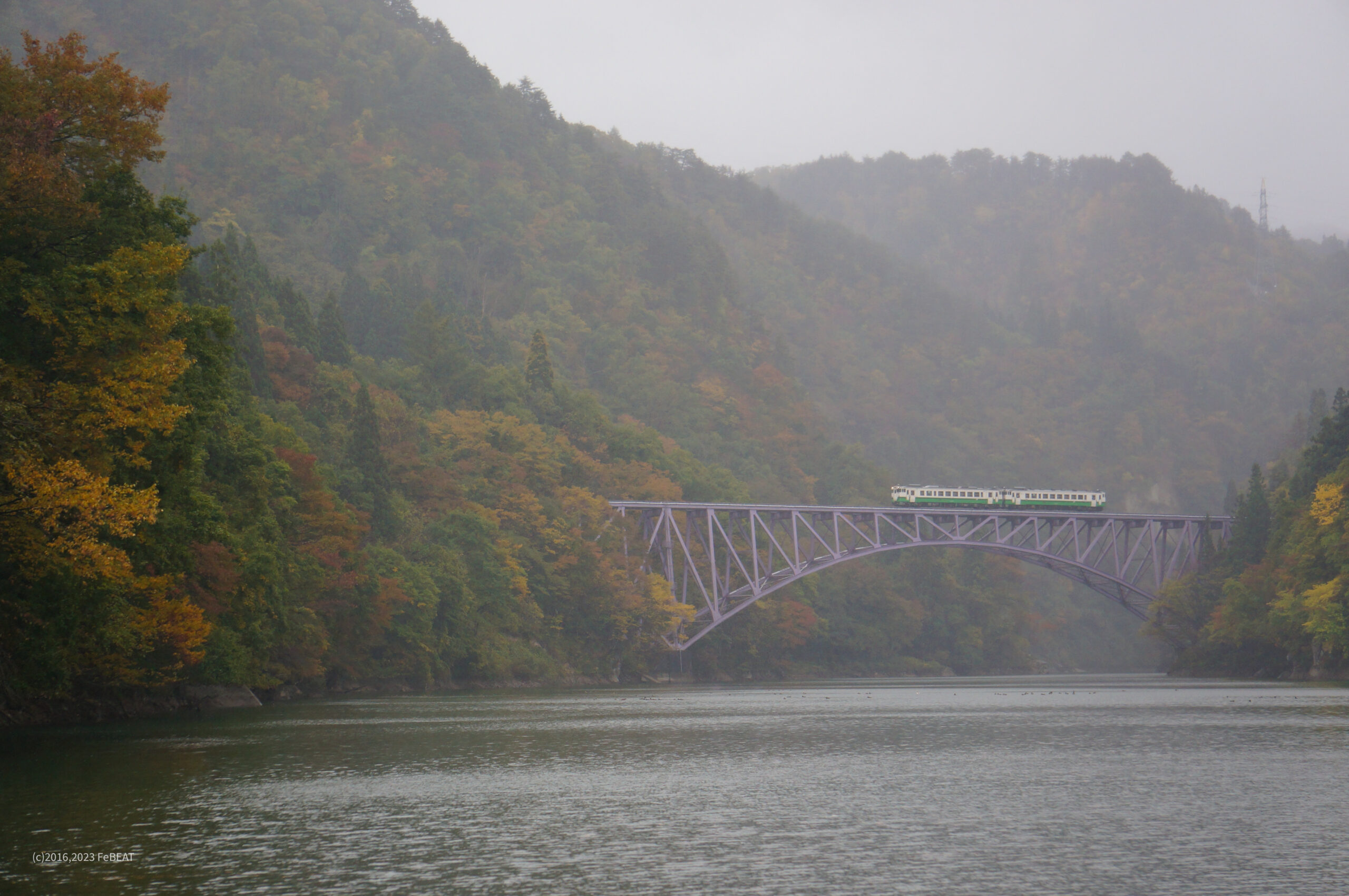 紅葉の鉄道風景