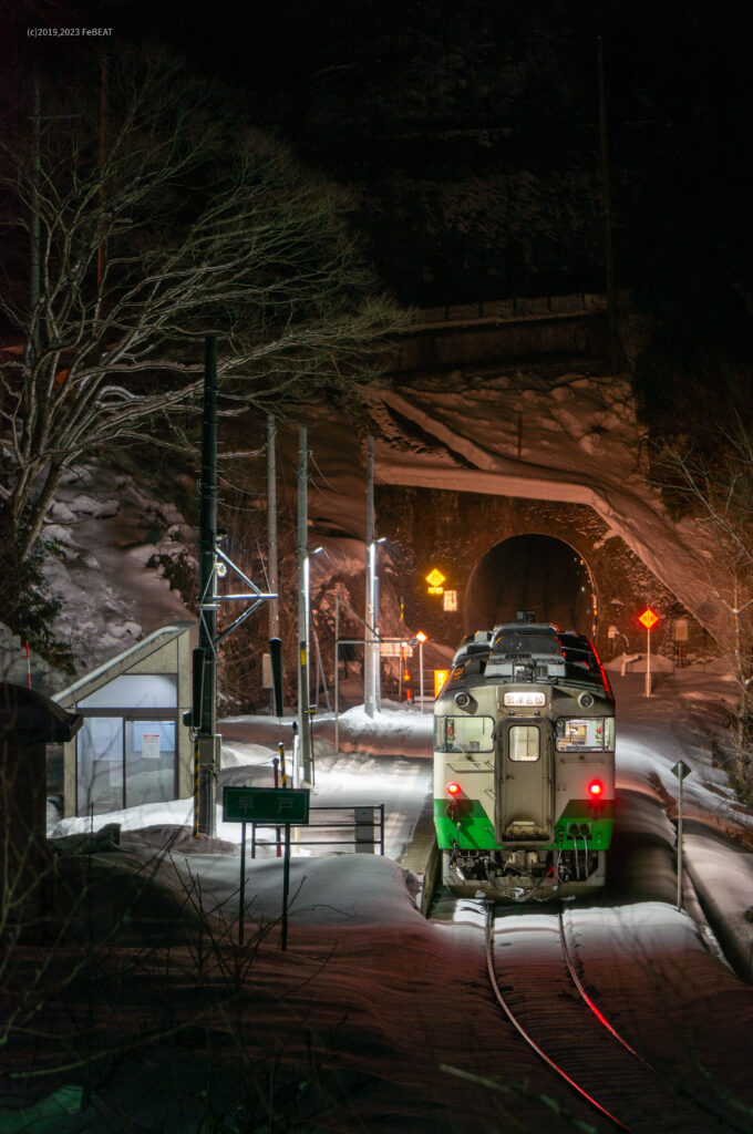 只見線の早戸駅に停車するキハ40系