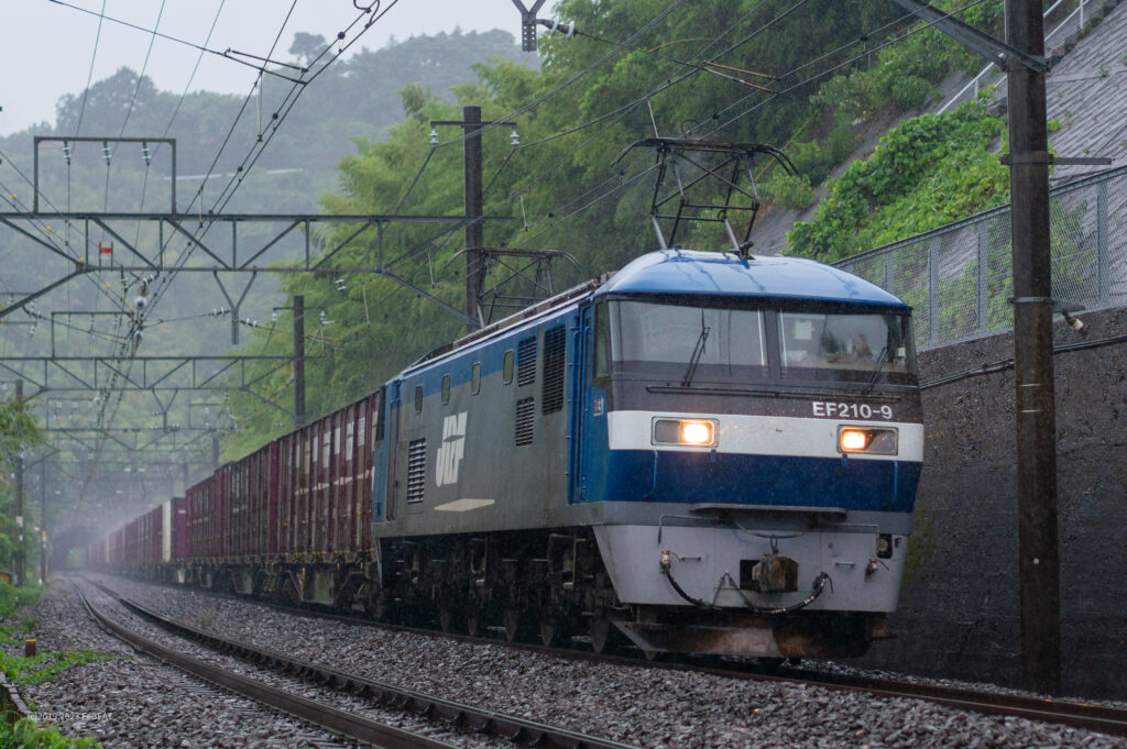 雨の東海道本線を真鶴から根府川へと走るEF210形牽引の貨物列車