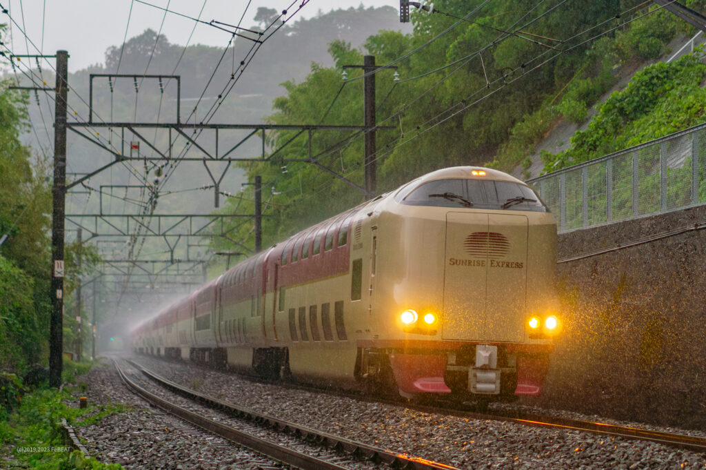 雨の東海道本線を真鶴から根府川へと走る285系サンライズエクスプレス