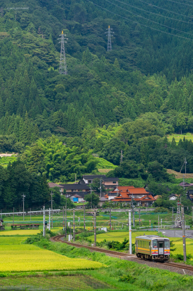 伯備線を黒坂から根雨へと走るキハ120形