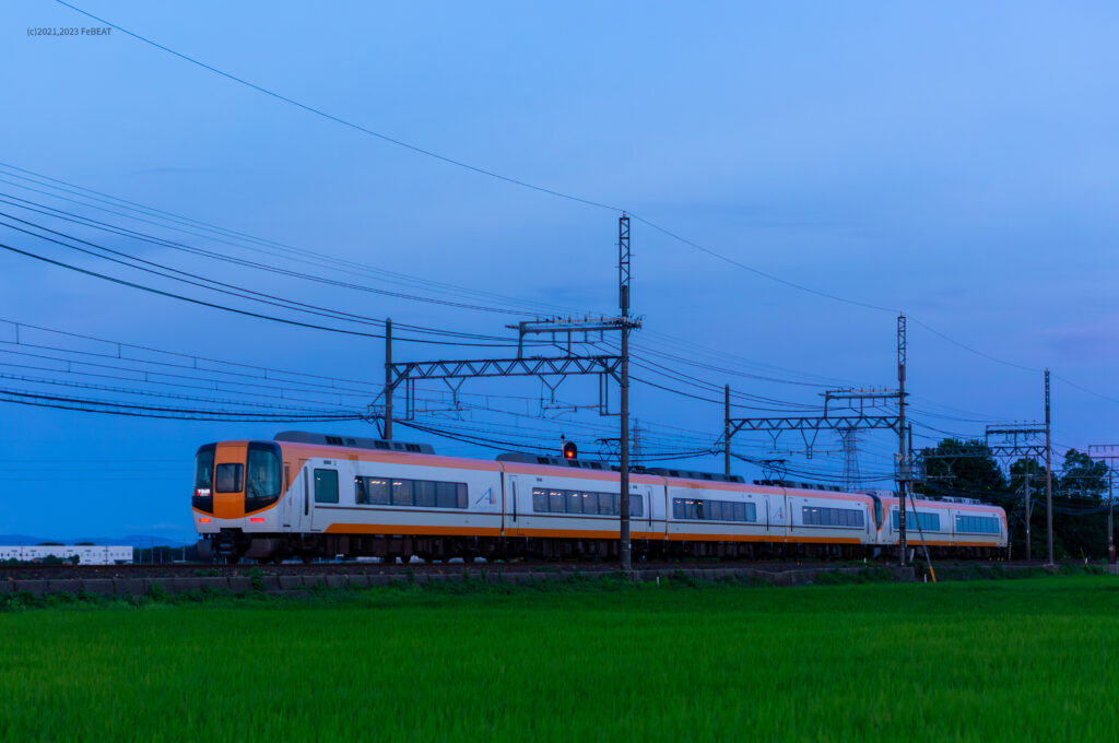 夕闇が近づく田園風景の近鉄名古屋線を桃園から伊勢中川へと走る22000系ACE