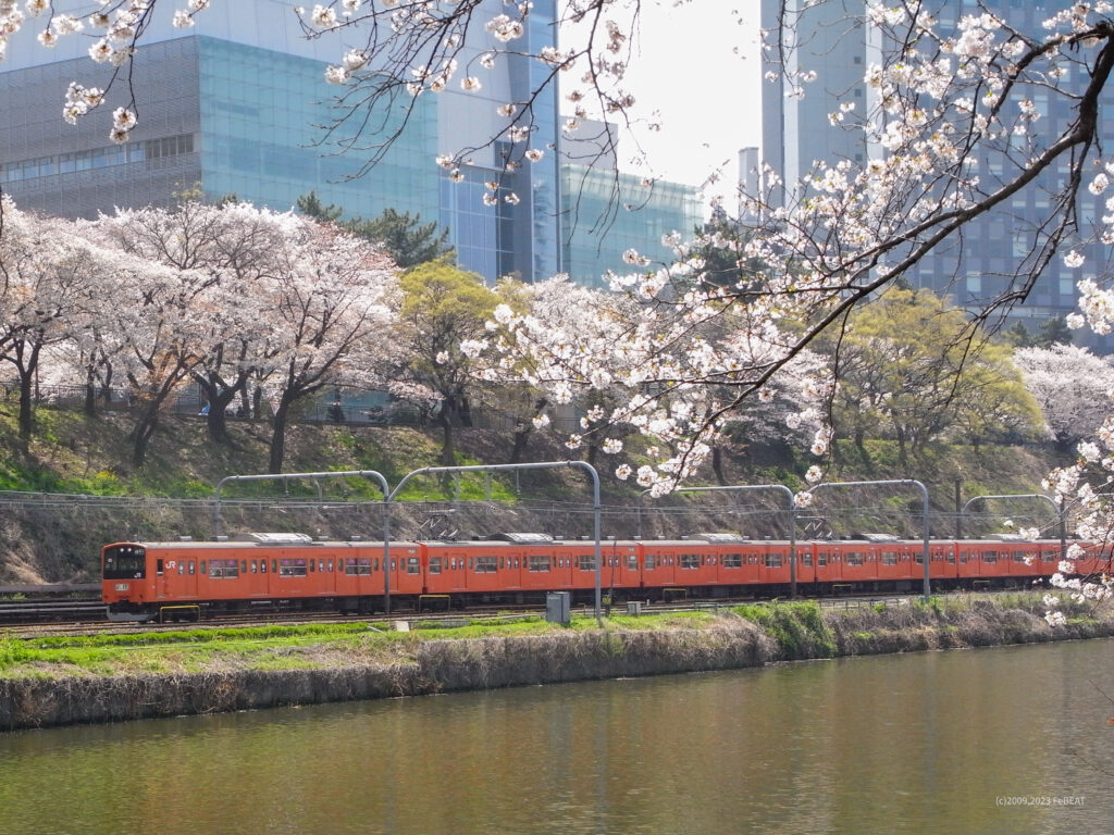 桜の外濠に沿い中央線を市ヶ谷から飯田橋へと走る快速線の201系