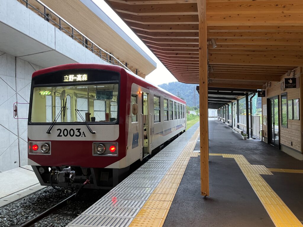 立野駅に止まるMT-2000形