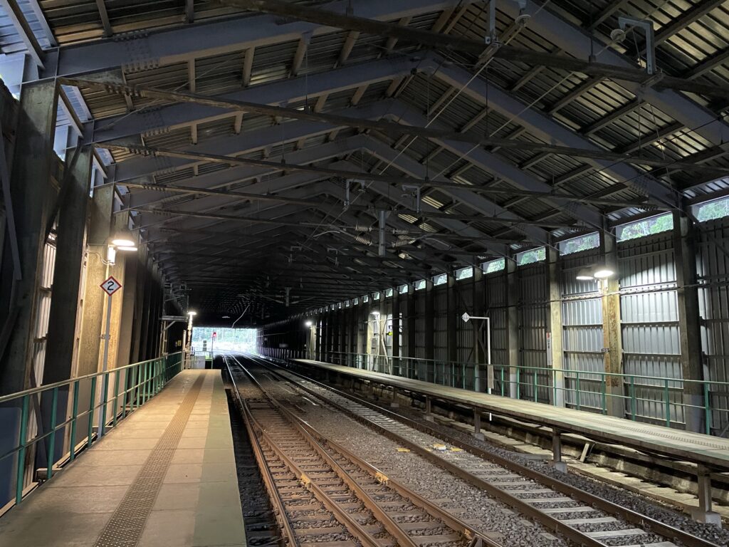 板谷駅ホームの様子