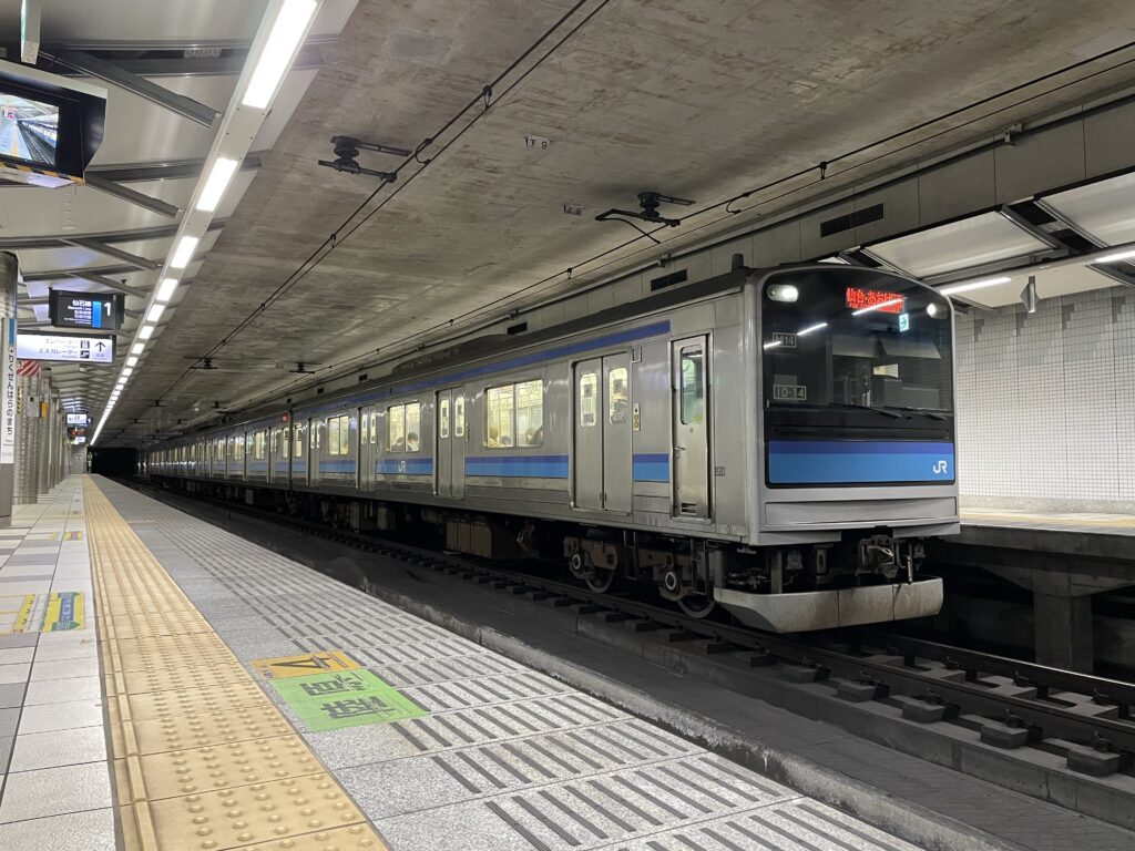 仙石線の陸前原ノ町駅に停車する205系